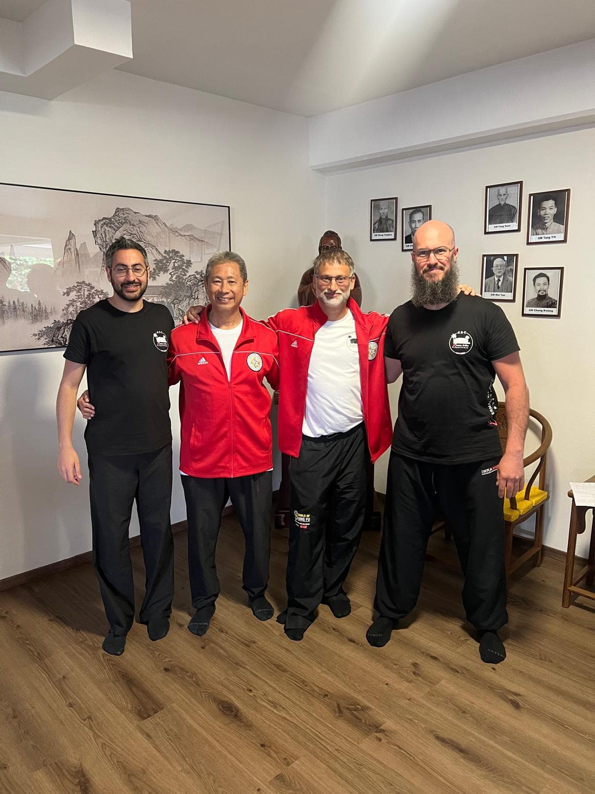 Sifu Mourad Bensahli (à droite) avec des maîtres de la lignée dans une salle de Wing Chun